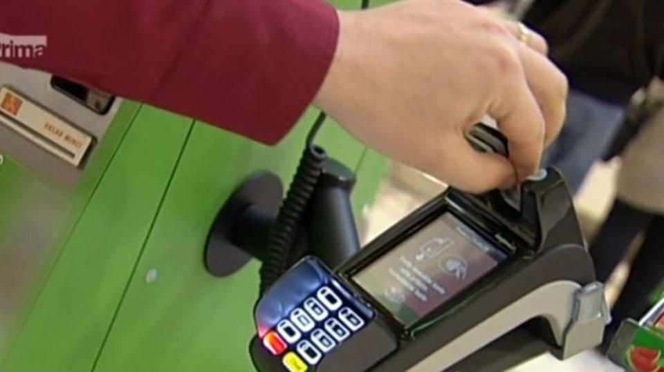 Reportáž - Regulace poplatků za karty